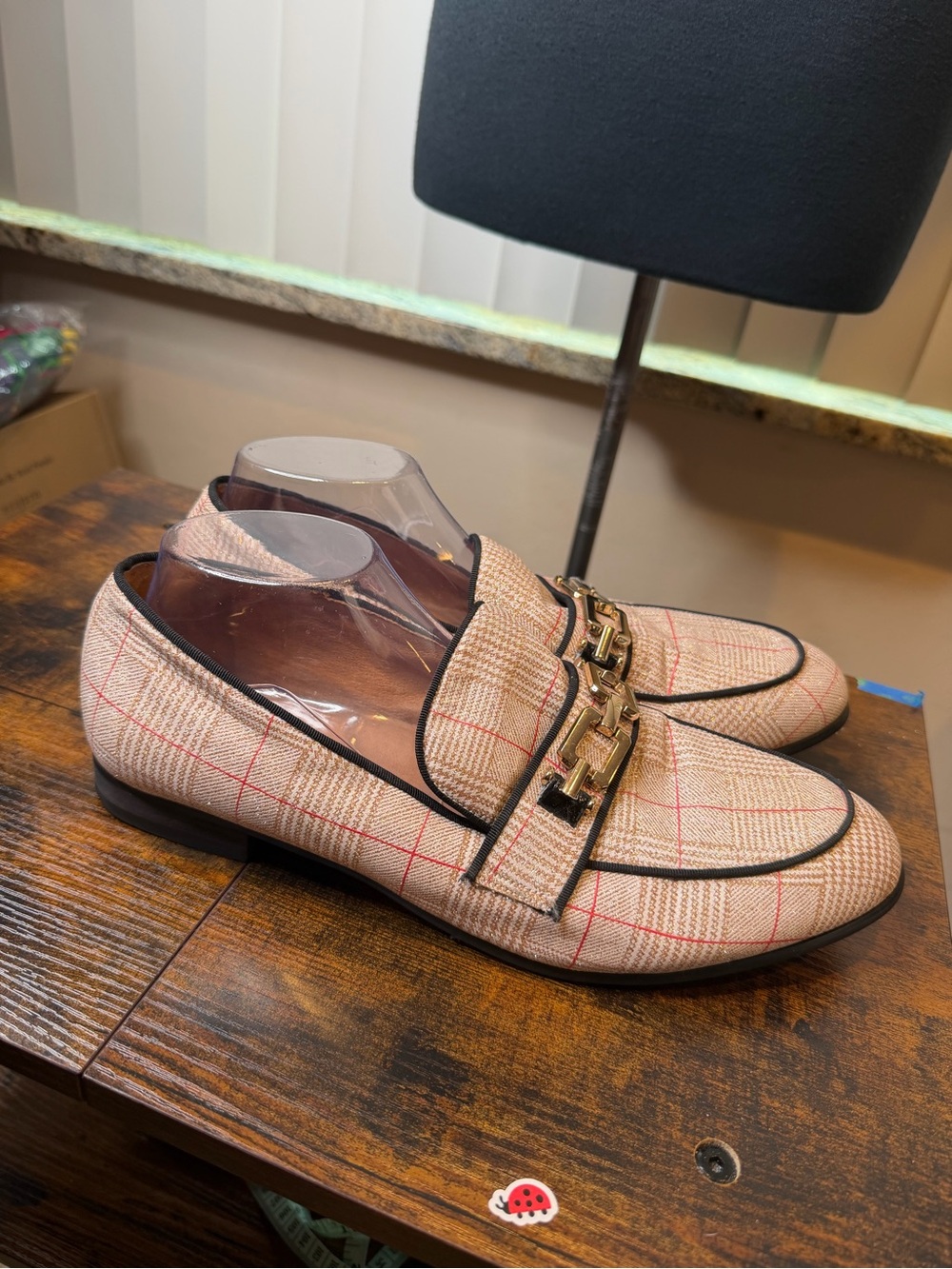 Meijiana tan red plaid pattern gold-tone chain bit detail across vamp Size 10.5